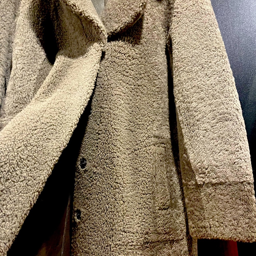 Coat/100% sheepskin, reverse
Two side slit pocket
Made in UK